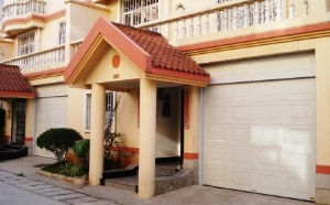 嵩明县滨河苑翻板车库门